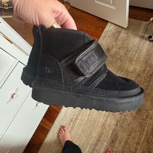 UGG Kids Black Boots with Strap Fur Toddler 8 girl or boy